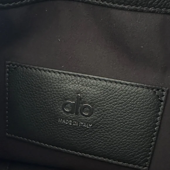 ALO Yoga Balance Leather Bucket Bag - Picture 6 of 10